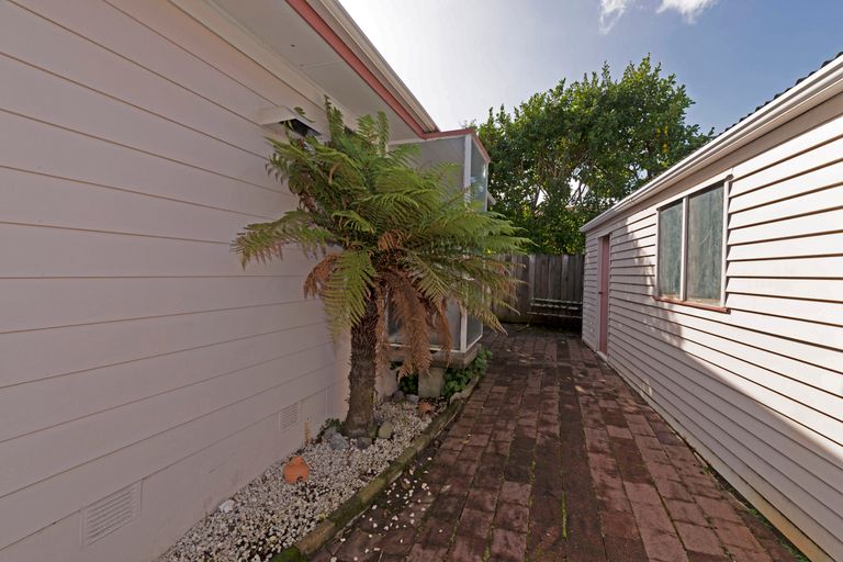 Photo of property in 53 Lavelle Road, Henderson, Auckland, 0612