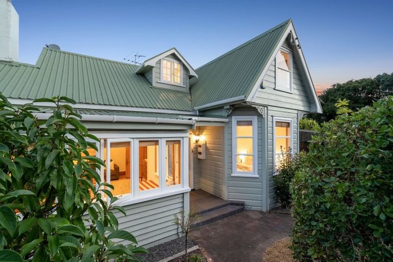 Photo of property in 28 Rangatira Road, Birkenhead, Auckland, 0626