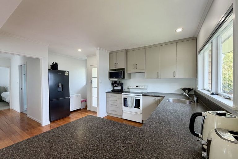 Photo of property in 2/7 Knightsbridge Drive, Forrest Hill, Auckland, 0620