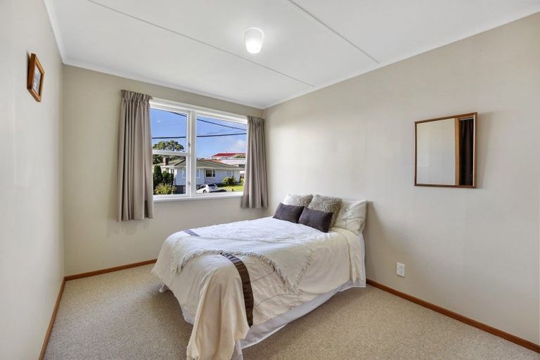 Photo of property in 6 Cotswold Crescent, Newlands, Wellington, 6037