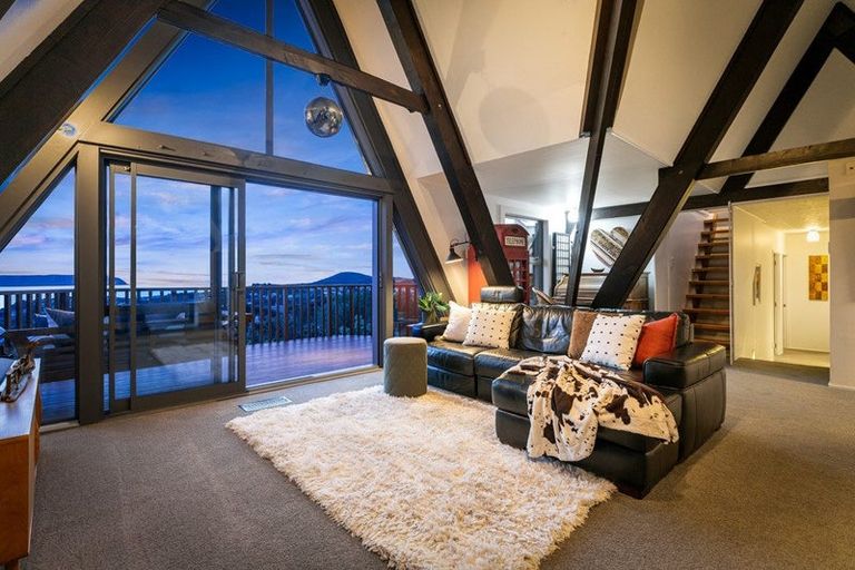 Photo of property in 112 Gloaming Hill, Titahi Bay, Porirua, 5022