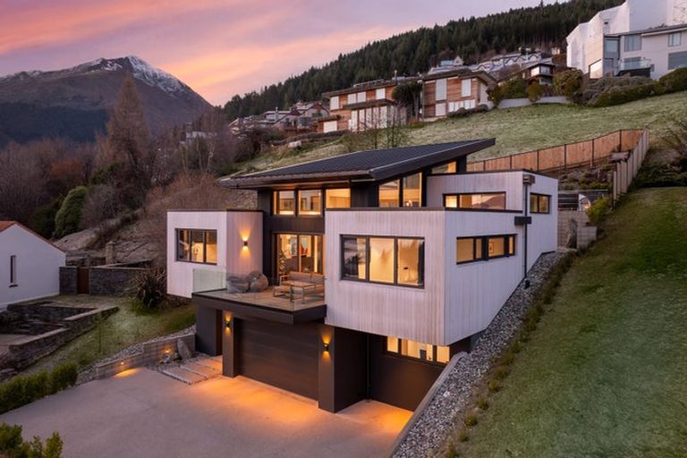 Photo of property in 52 Suburb Street, Queenstown, 9300