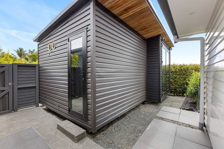 Photo of property in 60 Roberts Road, Matakatia, Whangaparaoa, 0930