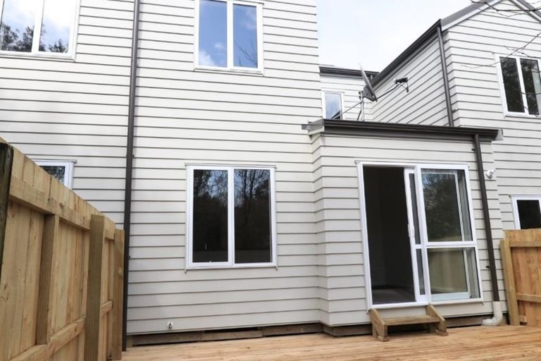 Photo of property in 2/30 John Jennings Drive, Oteha, Auckland, 0632