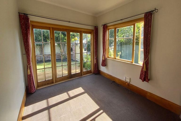 Photo of property in 60 Sandwich Road, Beckenham, Christchurch, 8023