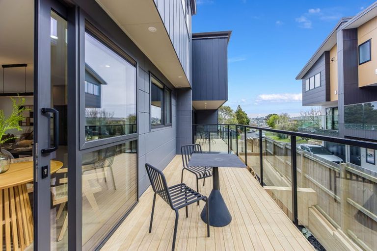 Photo of property in 9c Catalina Crescent, Forrest Hill, Auckland, 0620
