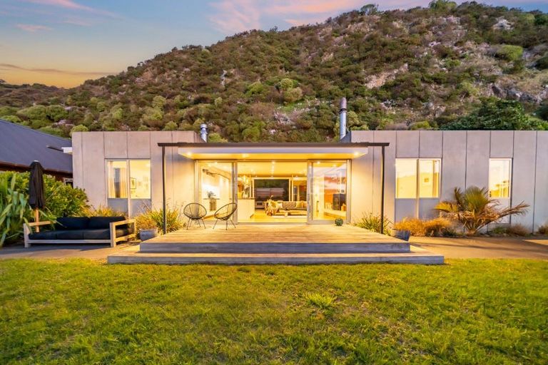 Photo of property in 505 Muritai Road, Eastbourne, Lower Hutt, 5013