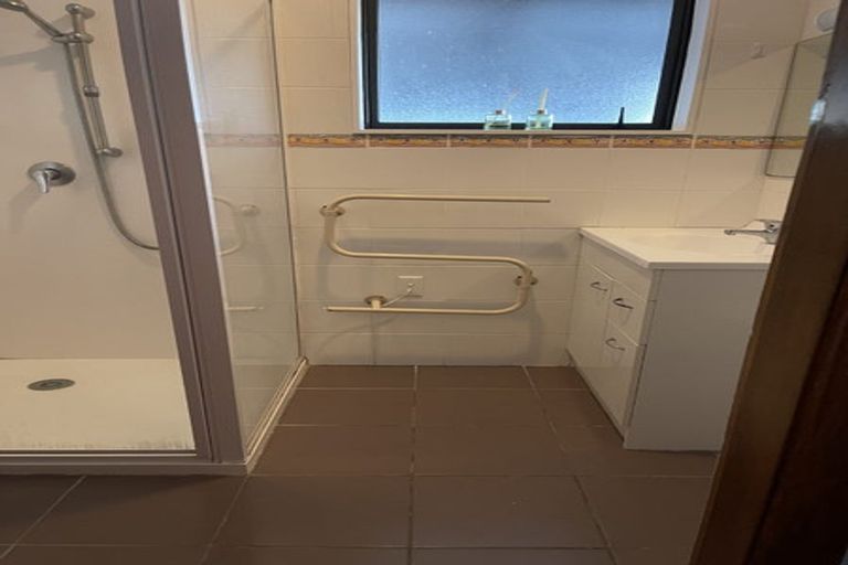 Photo of property in 116 Edgewater Drive, Pakuranga, Auckland, 2010