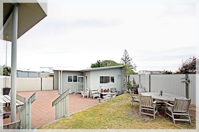 Photo of property in 9 Trafalgar Street, Foxton Beach, Foxton, 4815