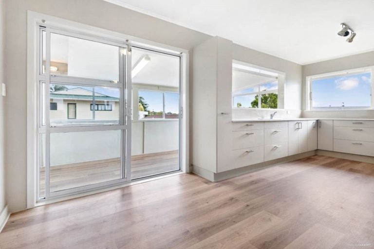 Photo of property in 80 Roberts Road, Te Atatu South, Auckland, 0610