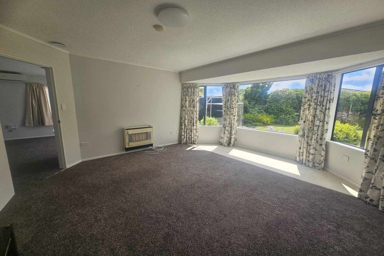 Photo of property in 3 Bayswater Place, Newlands, Wellington, 6037