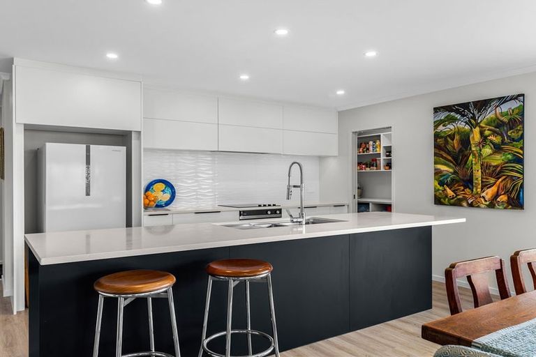 Photo of property in 98 Kaurinui Crescent, One Tree Point, 0118