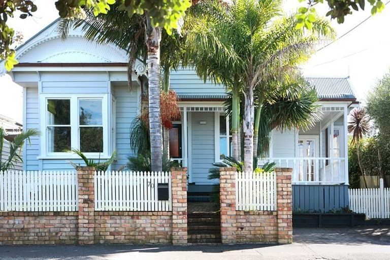 Photo of property in 1/70 Princes Street, Northcote Point, Auckland, 0627