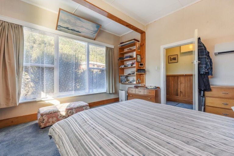 Photo of property in 83 Waikawa Road, Picton, 7220
