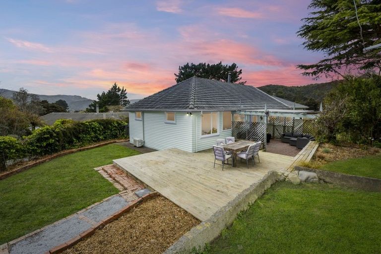 Photo of property in 30 Pinehaven Road, Pinehaven, Upper Hutt, 5019