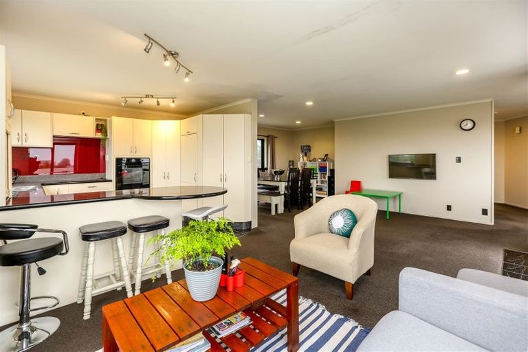 Photo of property in 25 Veale Road, Frankleigh Park, New Plymouth, 4310