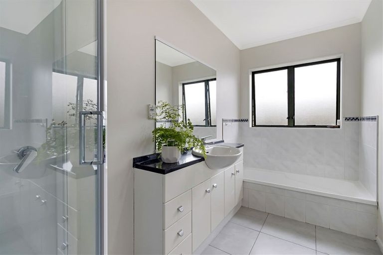 Photo of property in 25 Martin Jugum Lane, Ranui, Auckland, 0612