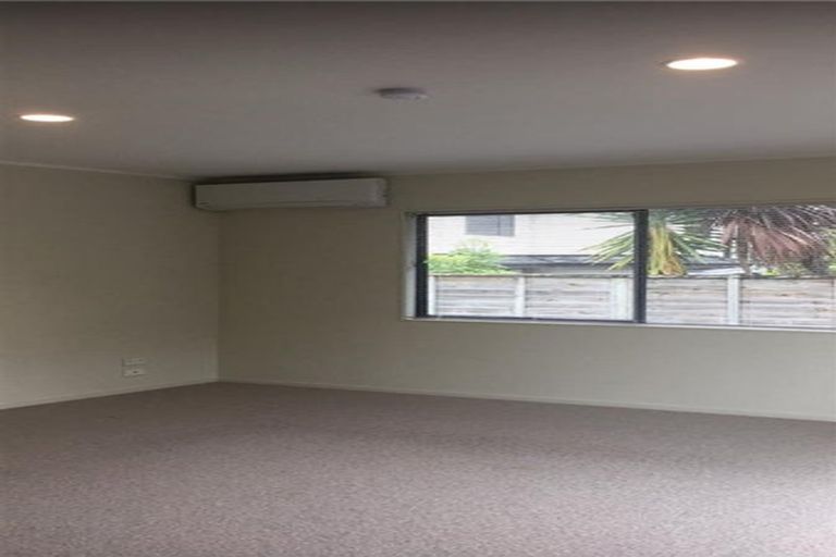Photo of property in 12a Firle Place, Green Bay, Auckland, 0604