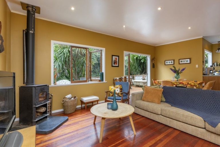 Photo of property in 33 Glenesk Road, Piha, New Lynn, 0772