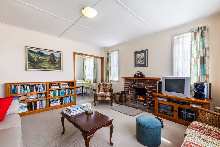 Photo of property in 14 Binsted Road, New Lynn, Auckland, 0600