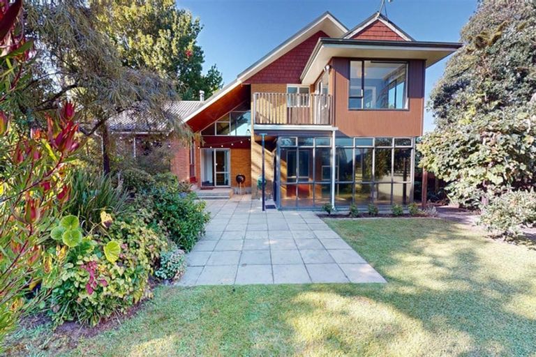 Photo of property in 2 Vista Place, Kawaha Point, Rotorua, 3010