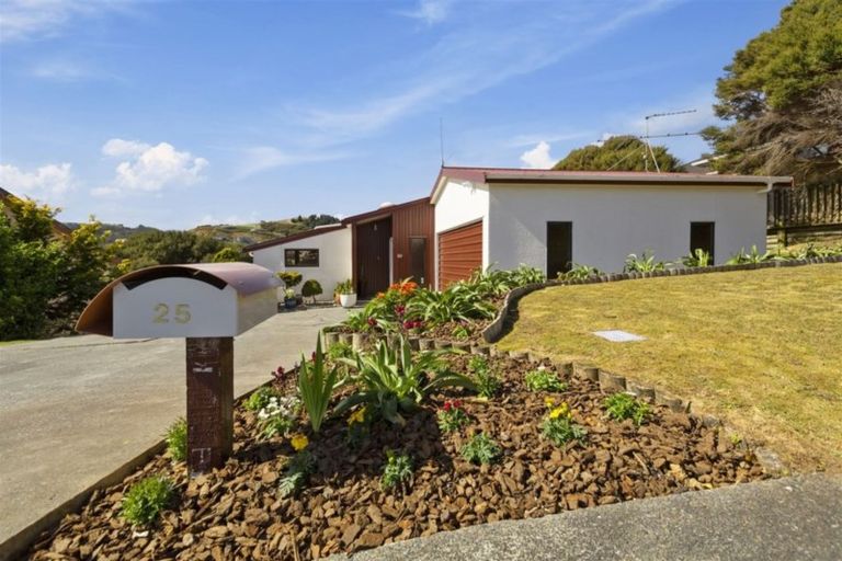 Photo of property in 25 Exploration Way, Whitby, Porirua, 5024