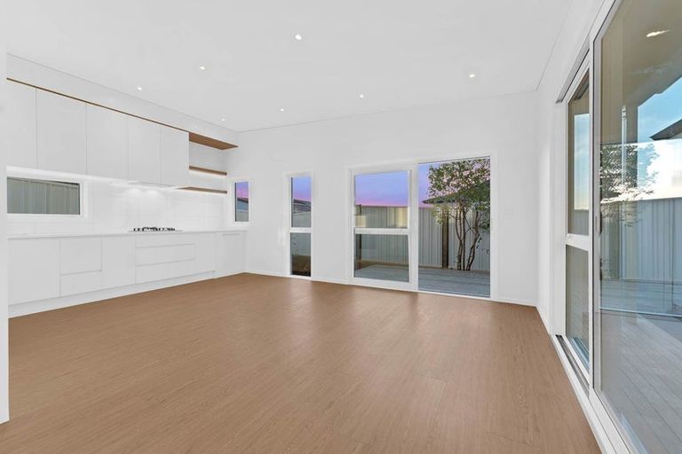 Photo of property in 60d Lewisham Street, Highland Park, Auckland, 2010