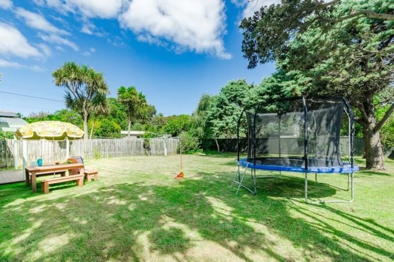 Photo of property in 10 Konini Crescent, Waikanae Beach, Waikanae, 5036
