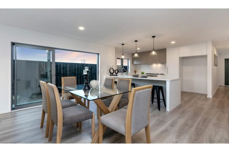 Photo of property in 36 Lumbarda Drive, Kumeu, 0810