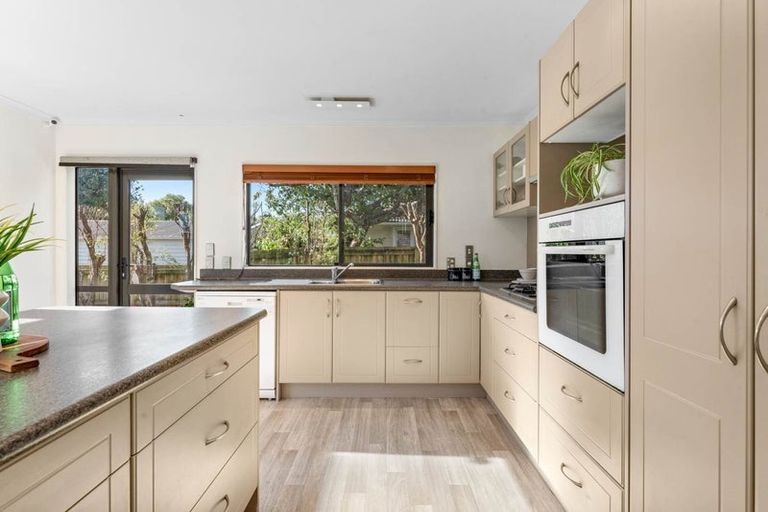 Photo of property in 28 London Street, Te Atatu Peninsula, Auckland, 0610