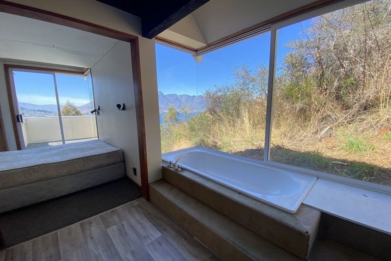 Photo of property in 12 Lordens Place, Fernhill, Queenstown, 9300