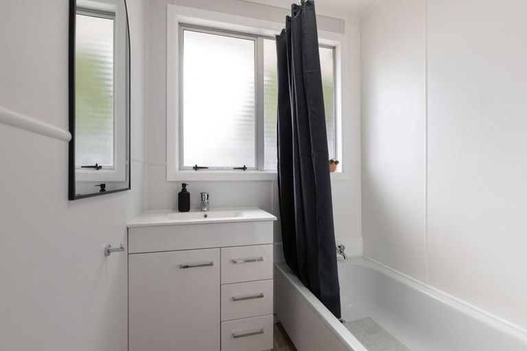 Photo of property in 103 Collins Road, Melville, Hamilton, 3206