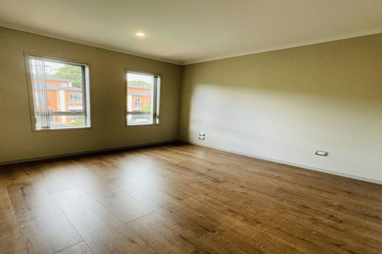 Photo of property in 23 Horizon Road, Oteha, Auckland, 0632