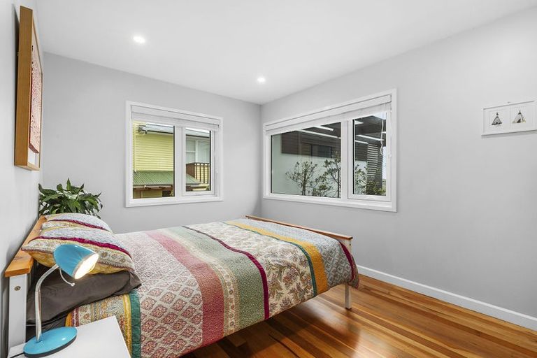 Photo of property in 92 Kahu Road, Paremata, Porirua, 5024