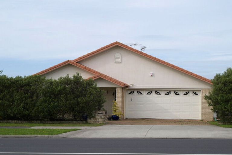 Photo of property in 196 Botany Road, Botany Downs, Auckland, 2010