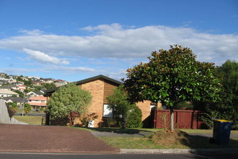 Photo of property in 4 Cayman Place, Unsworth Heights, Auckland, 0632