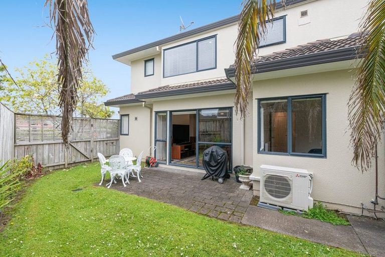 Photo of property in 19 Calypso Way, Unsworth Heights, Auckland, 0632