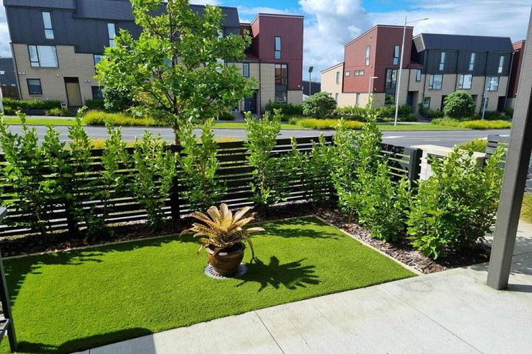 Photo of property in 3/71 Hobsonville Road, Hobsonville, Auckland, 0616