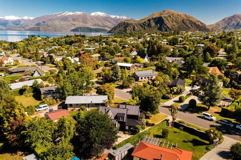 Photo of property in 9 Hunter Crescent, Wanaka, 9305