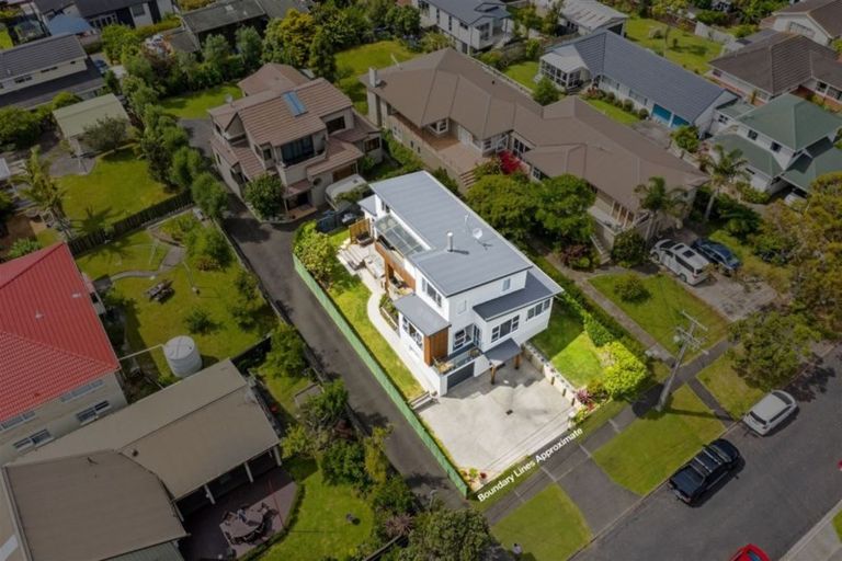 Photo of property in 2/9 Folkestone Street, Murrays Bay, Auckland, 0630