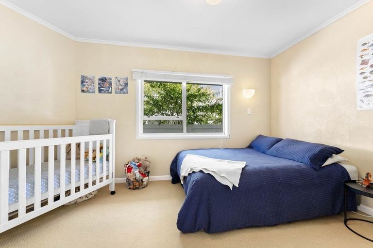 Photo of property in 33 Covil Avenue, Te Atatu South, Auckland, 0610