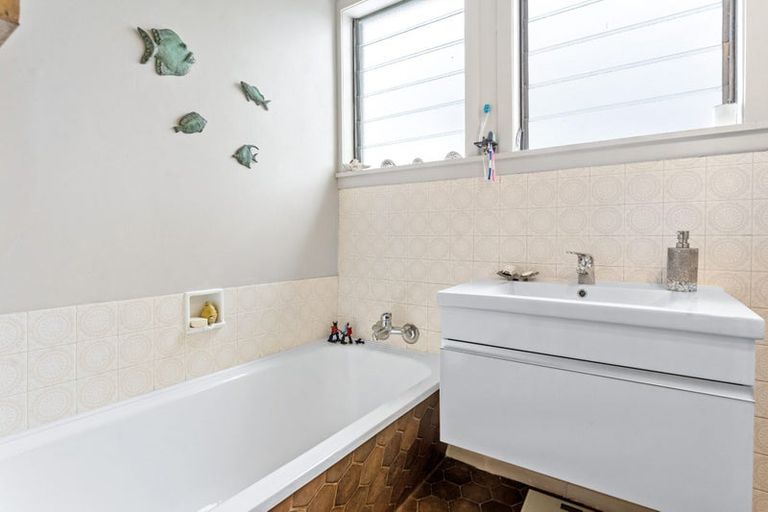 Photo of property in 103 Churchill Road, Murrays Bay, Auckland, 0630