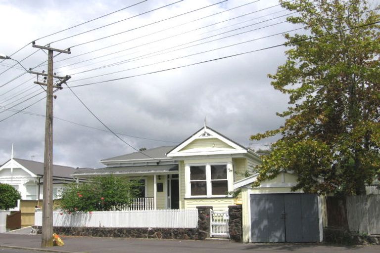 Photo of property in 7 Waterview Road, Stanley Point, Auckland, 0624