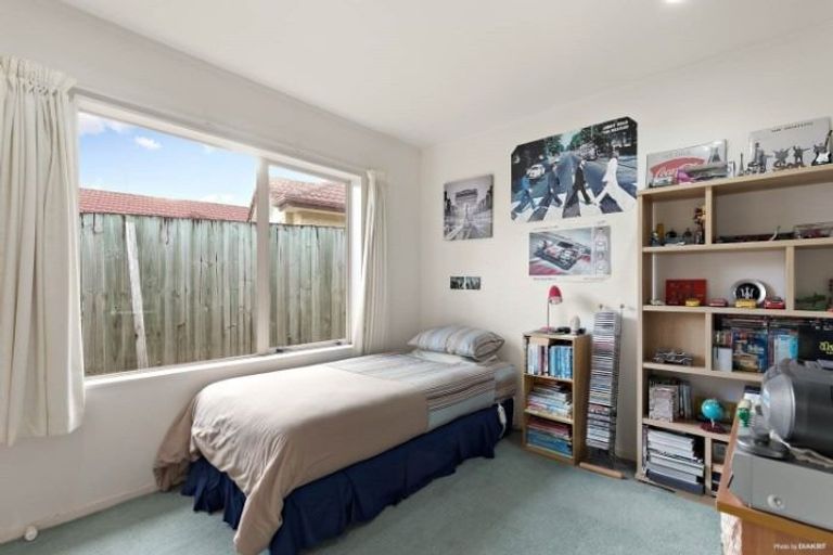 Photo of property in 32 Hugh Green Drive, Pinehill, Auckland, 0632