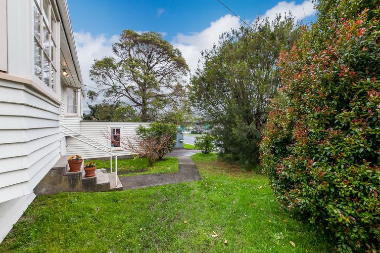 Photo of property in 14 Binsted Road, New Lynn, Auckland, 0600