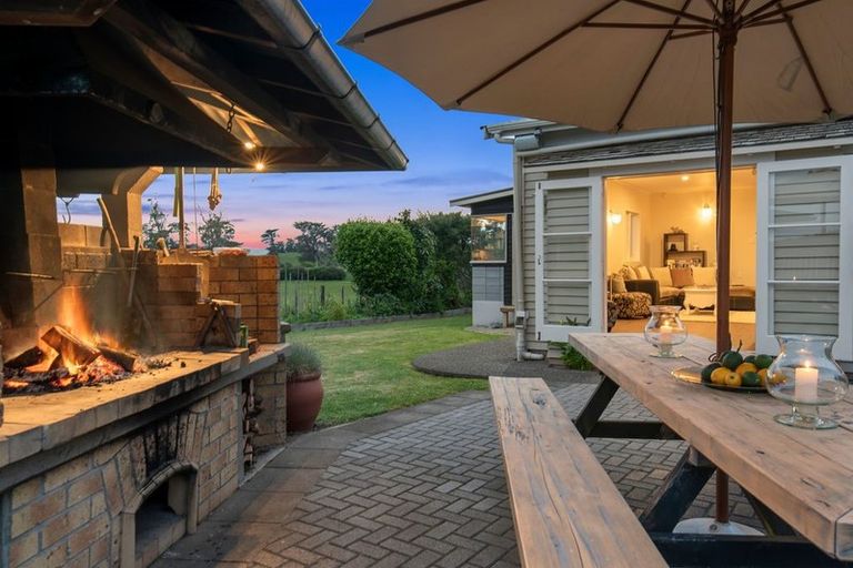 Photo of property in 723 Waitakere Road, Kumeu, 0891