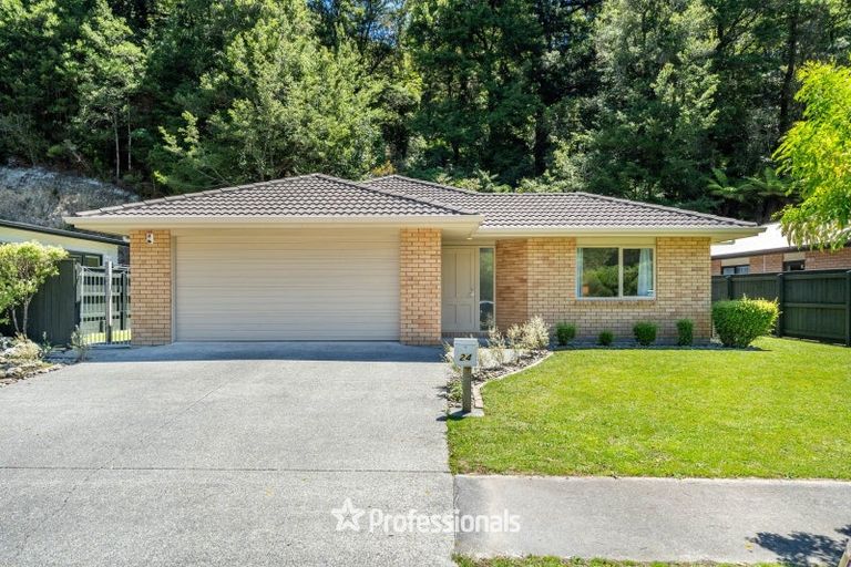 Photo of property in 24 Aragon Grove, Kingsley Heights, Upper Hutt, 5018
