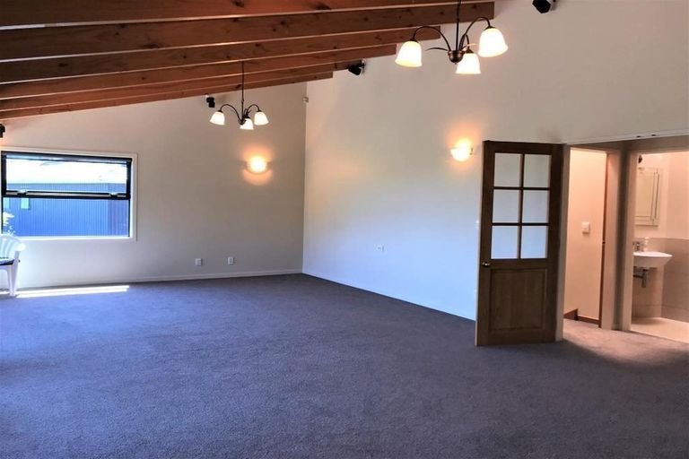 Photo of property in 16 Ridge Lane, New Plymouth, 4310