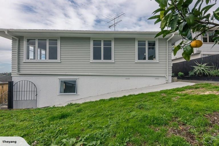 Photo of property in 21 Ludlow Terrace, Totara Vale, Auckland, 0627