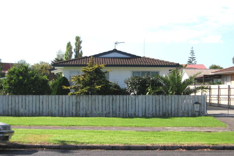 Photo of property in 98 Beach Road, Te Atatu Peninsula, Auckland, 0610